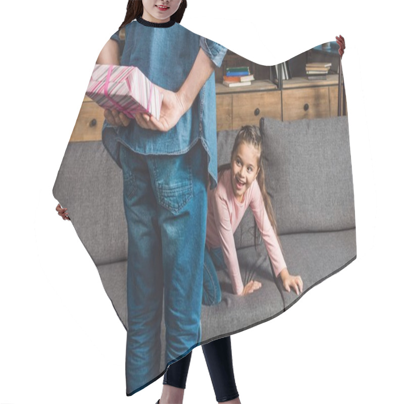 Personality  Father Presenting Gift For Daughter Hair Cutting Cape