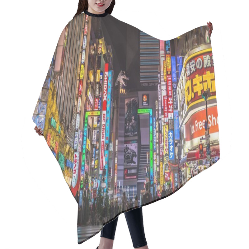 Personality  Godzilla Road Famous Place  In  Shinjuku Tokyo , Japan Hair Cutting Cape