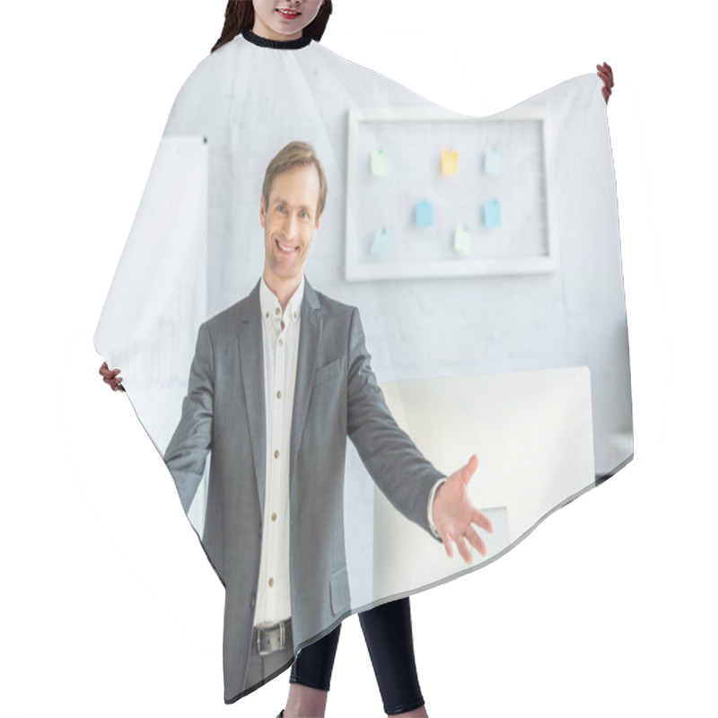 Personality  Front View Of Happy Businessman With Open Arms Looking At Camera With Blurred Office On Background Hair Cutting Cape