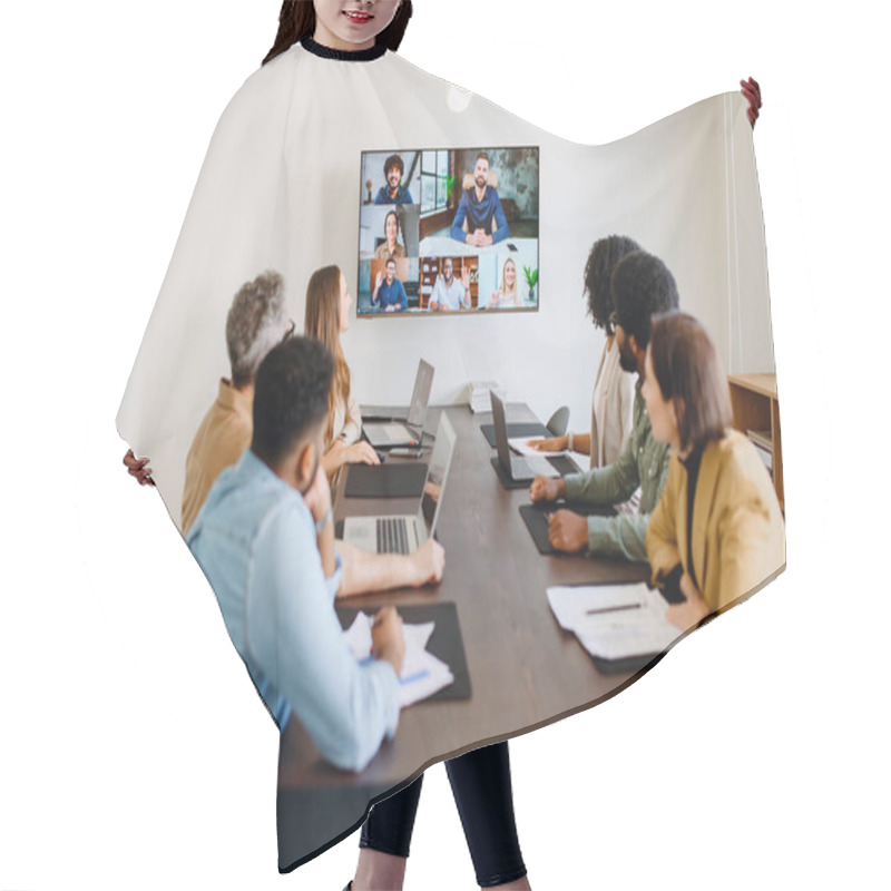 Personality  Team Engaged In A Virtual Meeting With A Display Screen, Showing Both Remote Participants And In-person Colleagues Interacting Seamlessly, Integration Of Modern Technology In Collaborative Workspaces Hair Cutting Cape