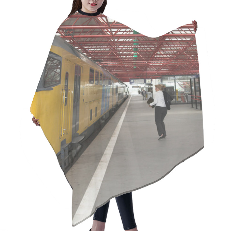 Personality  Catching The Train Hair Cutting Cape