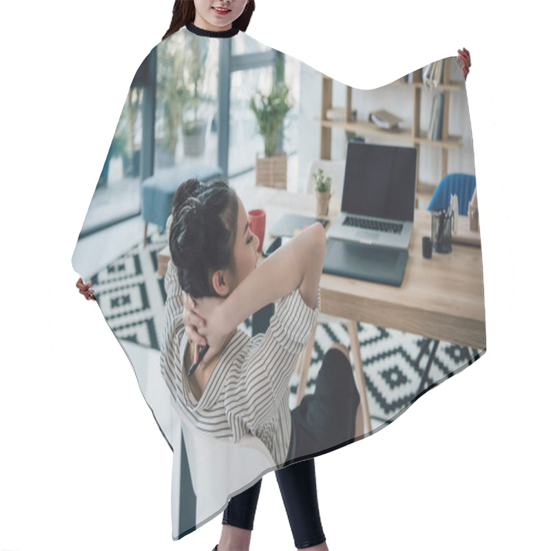 Personality  Young Asian Businesswoman  Hair Cutting Cape