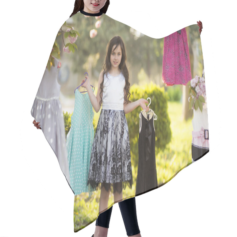 Personality  Little Girl Selecting Dresses Hair Cutting Cape