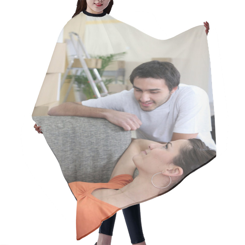 Personality  Couple Relaxing On Moving Day Hair Cutting Cape