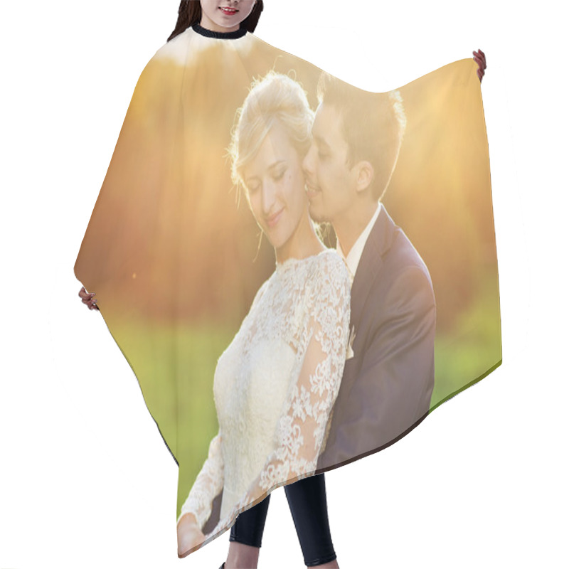 Personality  Wedding Couple Hugging In Park Hair Cutting Cape