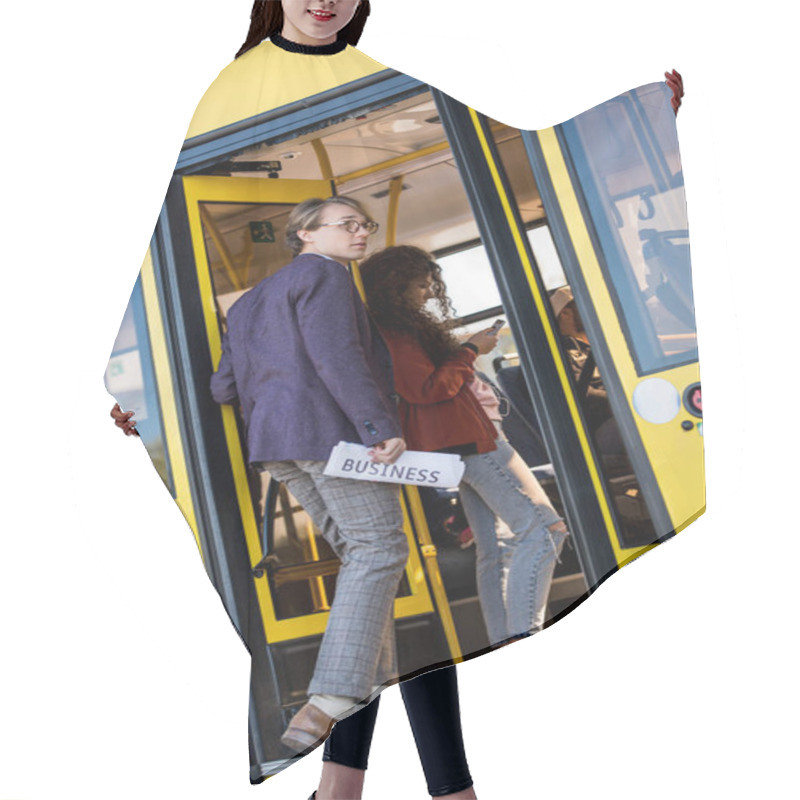 Personality  Man Entering Bus Hair Cutting Cape