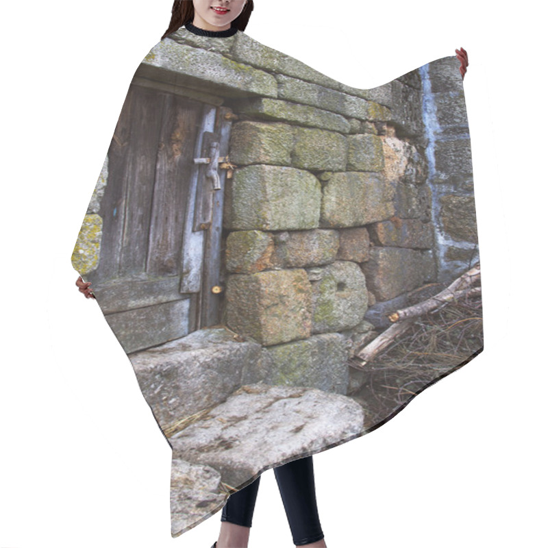 Personality  Old Rural House Hair Cutting Cape