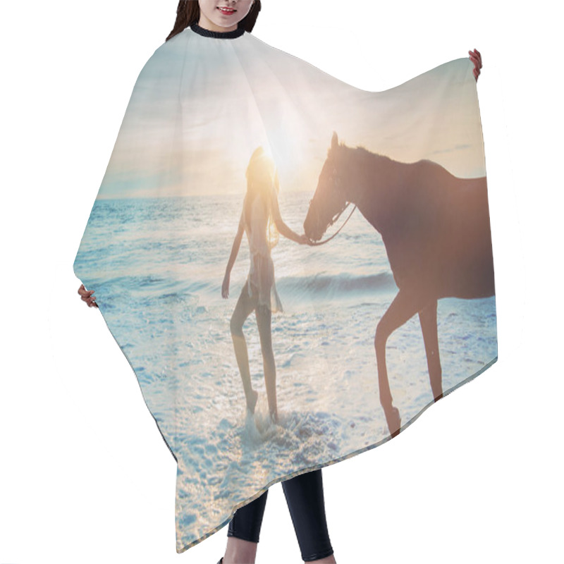 Personality  Pretty Lady Walking With The Majestic Horse Hair Cutting Cape