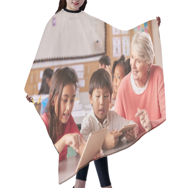 Personality  Senior Teacher Helping Pupils Using Tablet Hair Cutting Cape