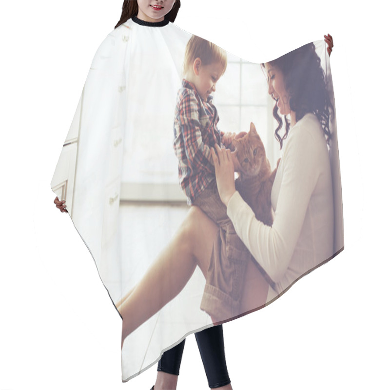 Personality  Mother And Child Playing With Cat Hair Cutting Cape