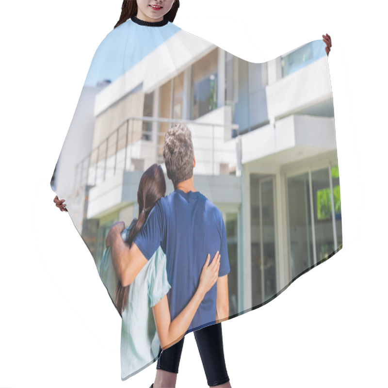 Personality  Family In Big House Hair Cutting Cape