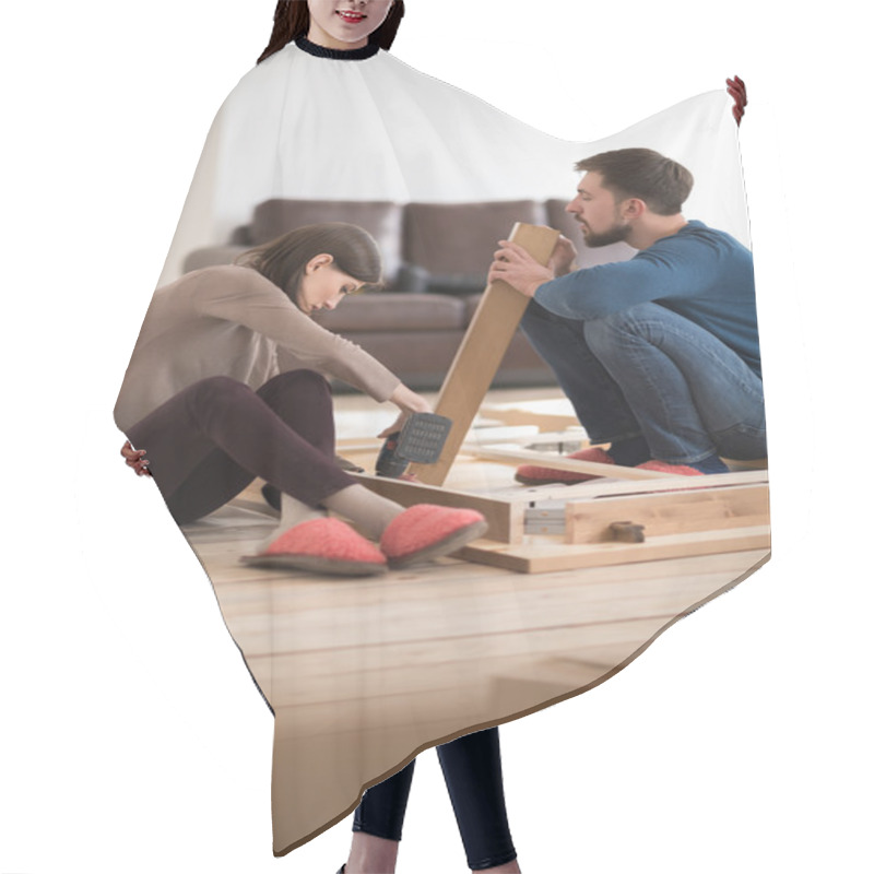 Personality  Couple Assembling Furniture Hair Cutting Cape