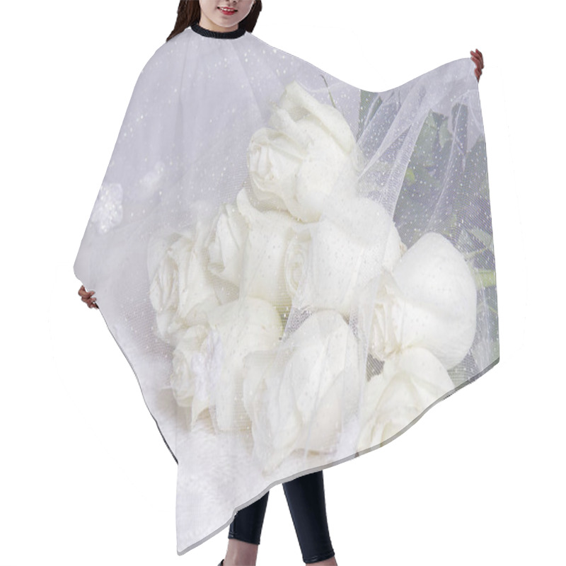 Personality  Beautiful Bouquet Dreamy White Roses - Sparkly Netting Hair Cutting Cape