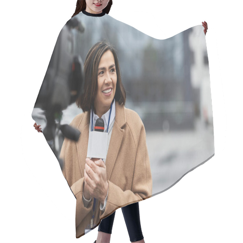 Personality  A Smiling Journalist Holds Her Microphone, Ready To Deliver News Updates Outside In A Vibrant City Setting. Hair Cutting Cape