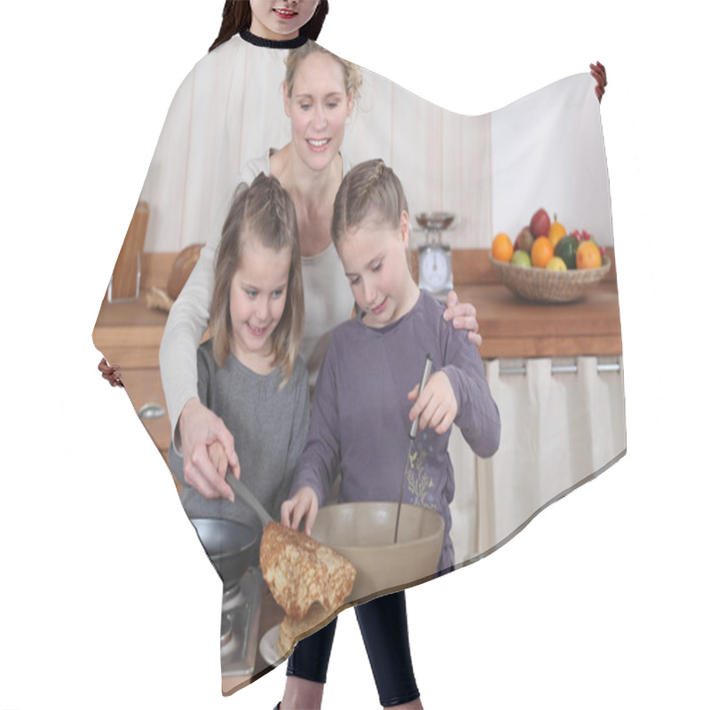 Personality  Mum And Girls Making Pancakes Hair Cutting Cape