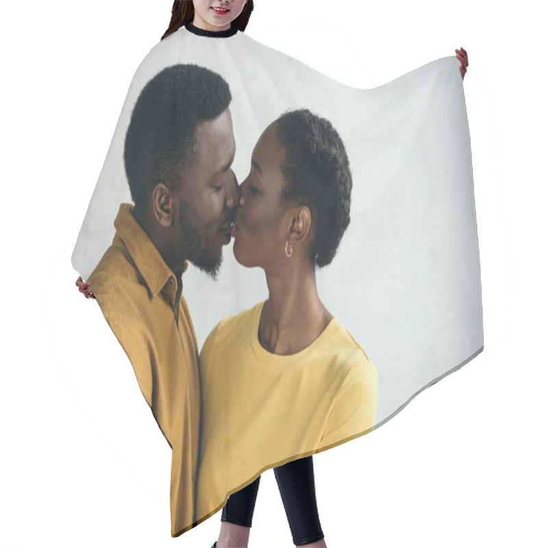 Personality  Kissing Hair Cutting Cape