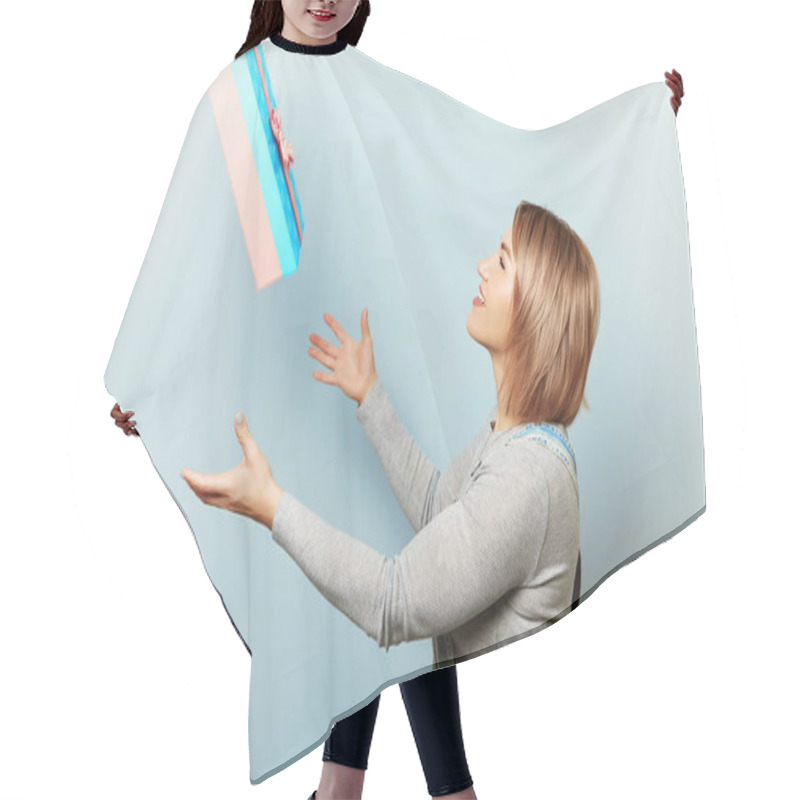 Personality  The Girl Catches A Gift Hands  Hair Cutting Cape