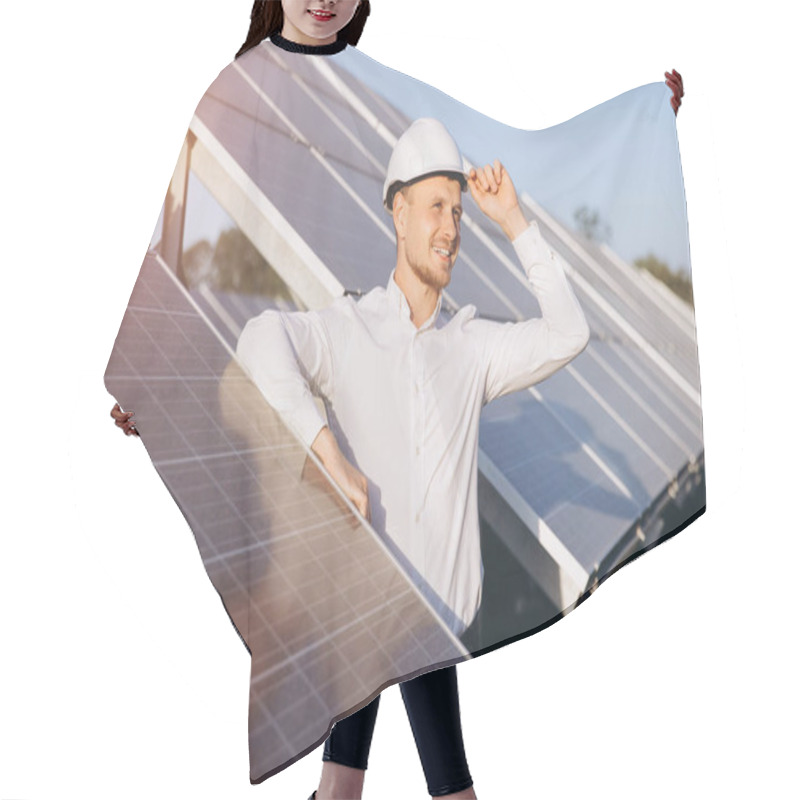 Personality  Confident Male Engineer Wearing A Hard Hat Examines Solar Panels On A Sunny Day. Renewable Energy And Sustainable Technology Concept. Promotes Innovation, Efficiency, And Clean Energy Solutions. Hair Cutting Cape