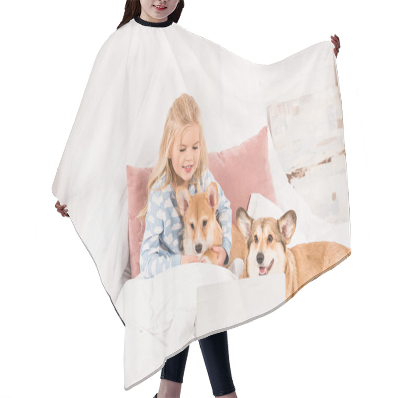 Personality  Adorable Child Lying In Bed With Corgi Dogs And Using Laptop At Home Hair Cutting Cape