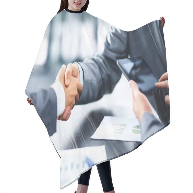 Personality  Business People Shaking Hands Hair Cutting Cape