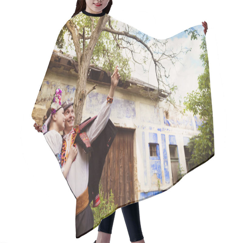 Personality  Couple Standing Near Old House Hair Cutting Cape