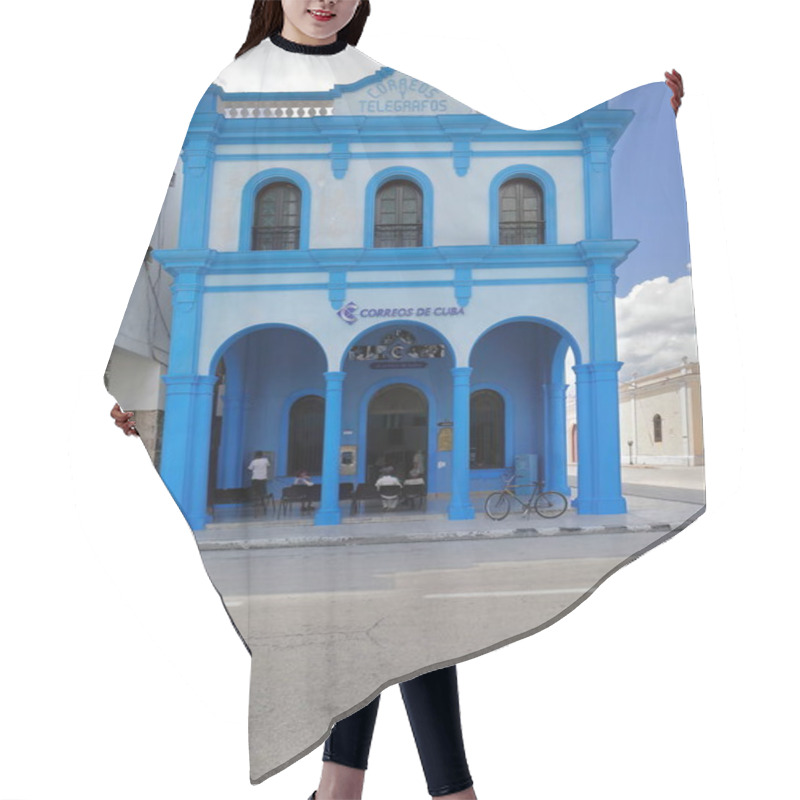 Personality  Bayamo, Cuba-October 16, 2019: Northeast Facade Of The Correos Y Telegrafos De Cuba, Al Servicio De Todos -Post And Telegraph Office, At The Service Of All- Featuring A Curious Open-air Waiting Room. Hair Cutting Cape