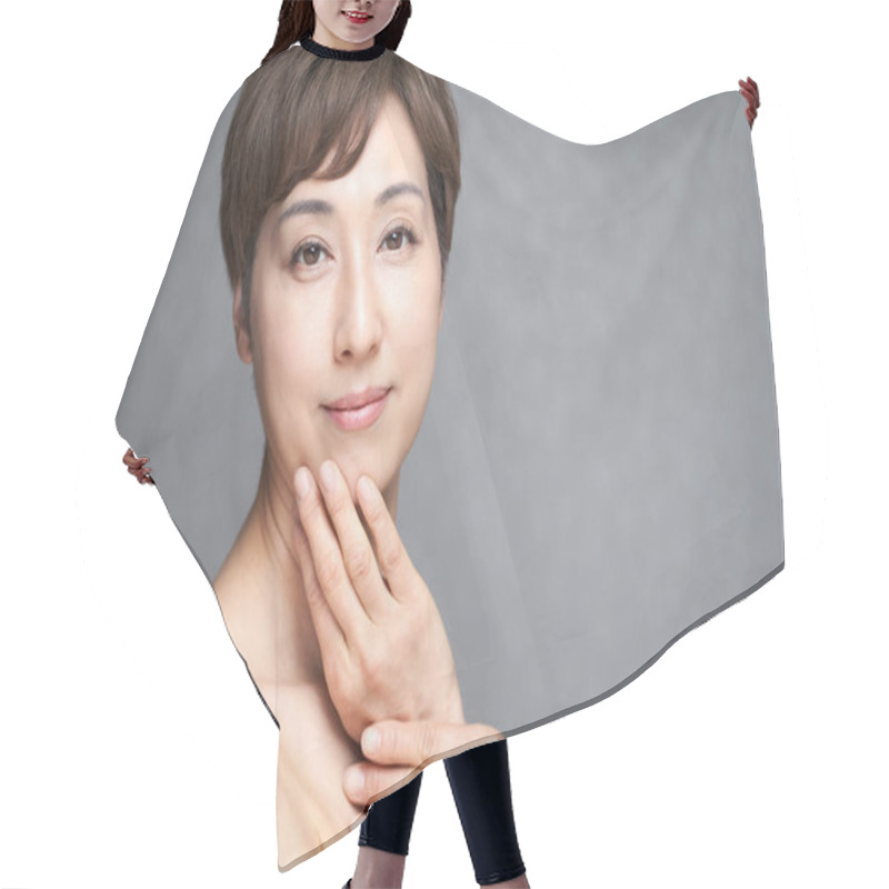 Personality  Middle-aged Japanese Woman Putting Her Hand On Her Chin Hair Cutting Cape