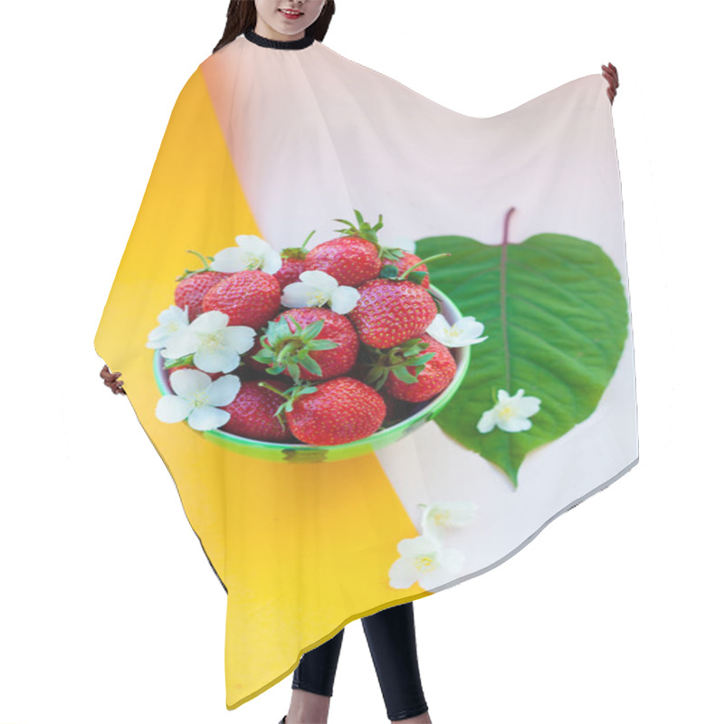 Personality  Fresh Strawberries In Bowl Hair Cutting Cape