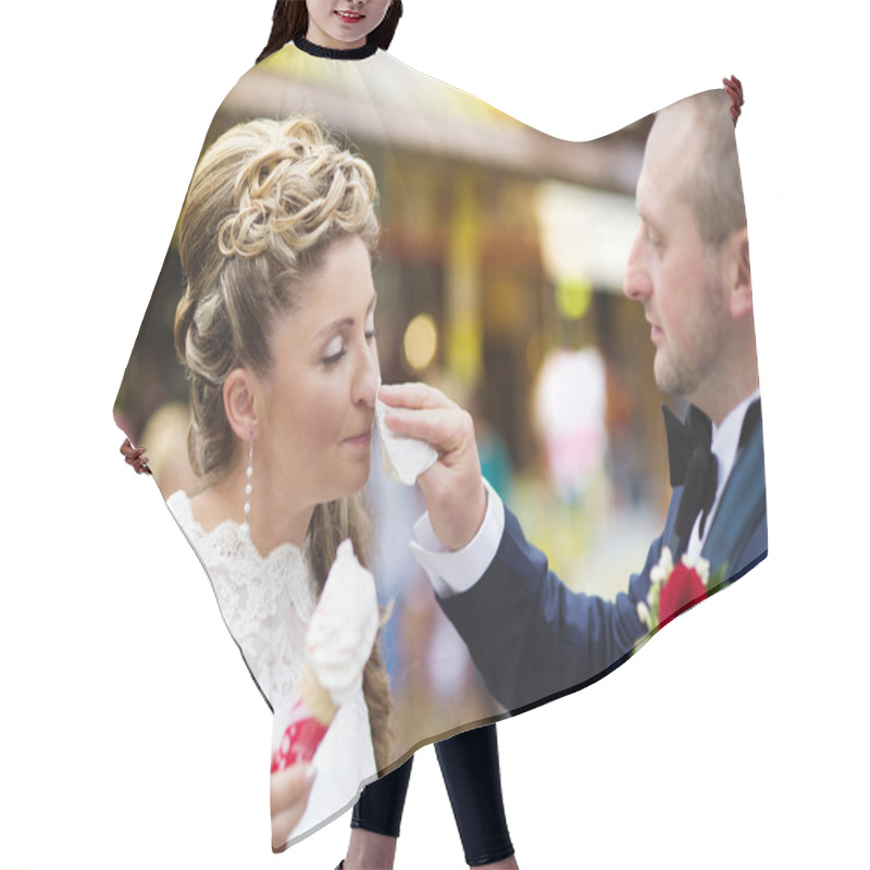 Personality  Wedding Couple Enjoying Ice Cream Hair Cutting Cape