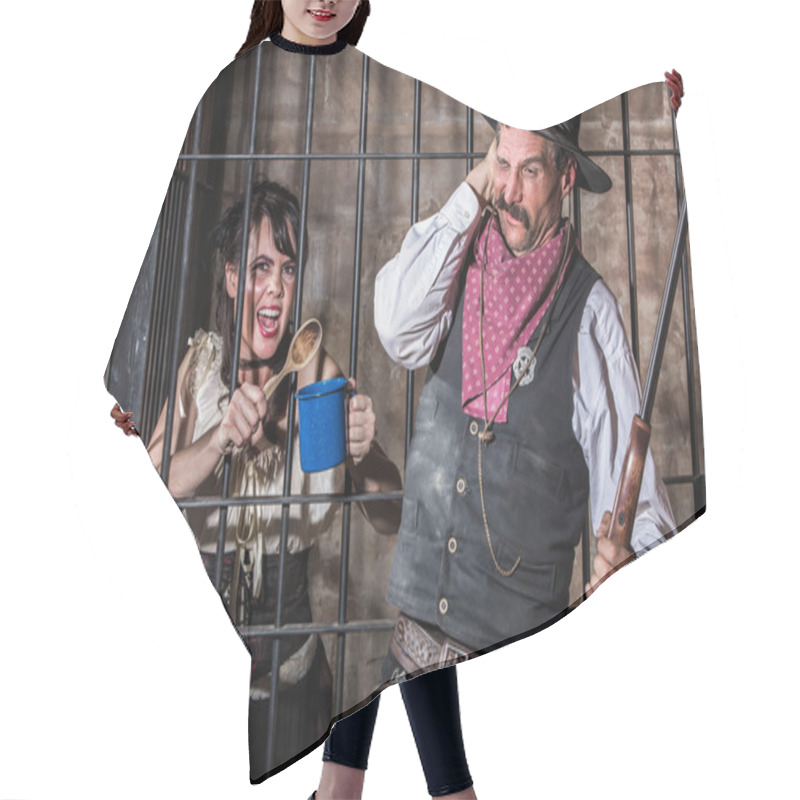 Personality  Female Prisoner Makes Noise Hair Cutting Cape