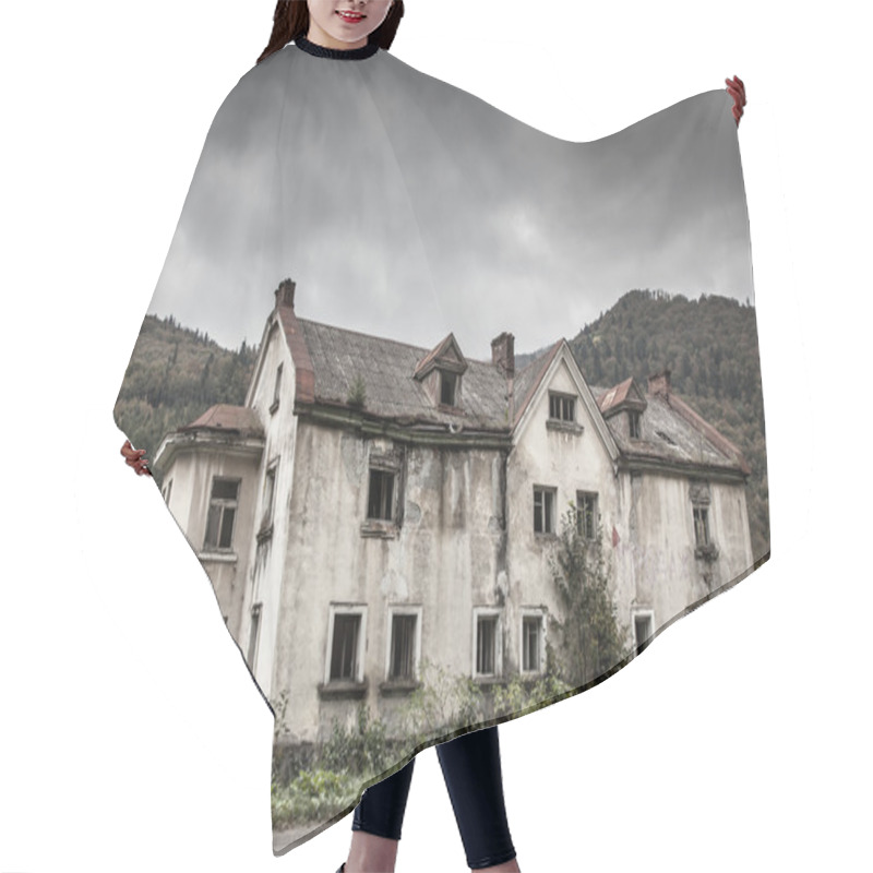 Personality  Creepy Old House Hair Cutting Cape