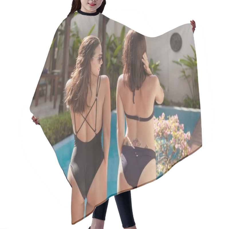 Personality  Rear View Of Beautiful Young Women In Bikini And Swimsuit At Poolside Hair Cutting Cape