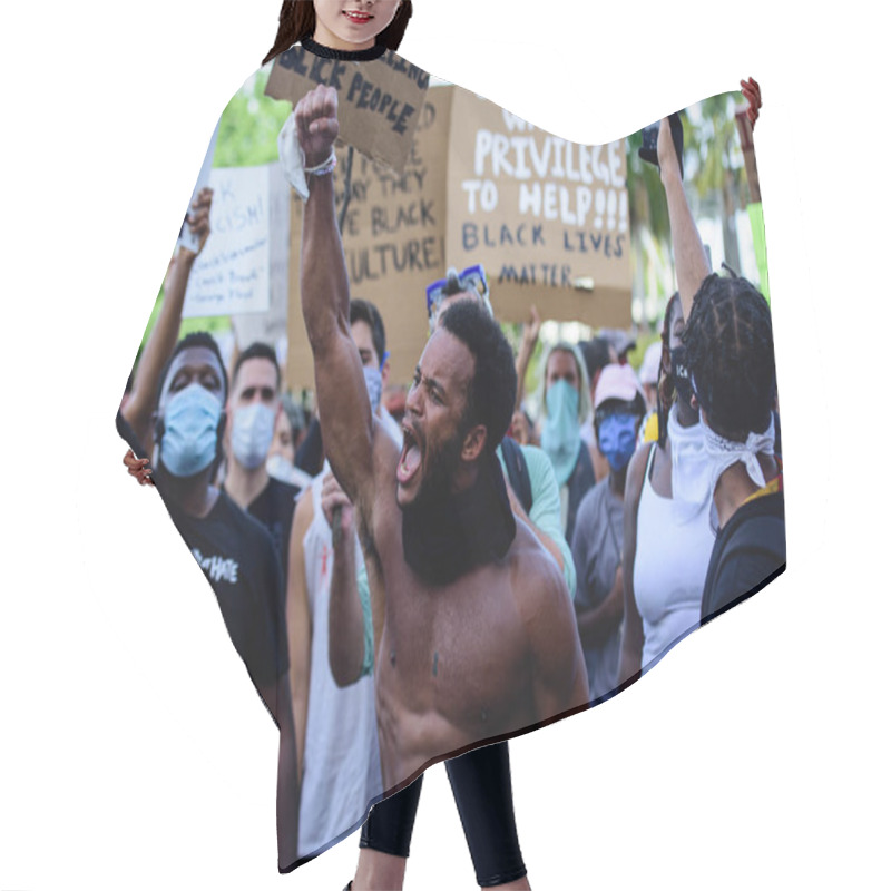 Personality  Miami Downtown, FL, USA - MAY 31, 2020: Protests For The Rights Of Black People. Emotional Man With Black Skin Holds His Hand Up. Activist In A Demonstration After George Floyd Death. Scream. Hair Cutting Cape