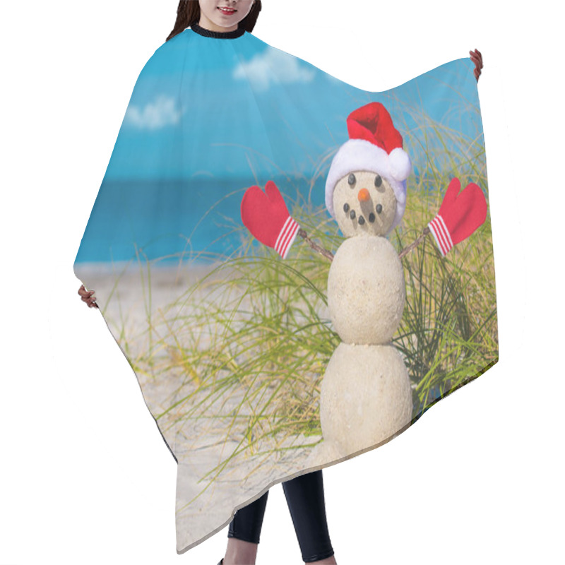 Personality  Snowman On The Beach. Sandy Christmas Snowman In Red Santa Hat And Mittens Or Gloves. Smiley Snowman At Sunny Beach. Holiday Concept For Happy New Year Post Cards. Florida Winter. Ocean White Sand. Hair Cutting Cape