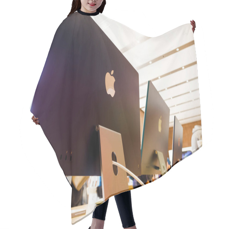 Personality  Apple Logo On The New IMac Black 2021 Version The All-in-one Personal Computer In Apple Computers Store Hair Cutting Cape