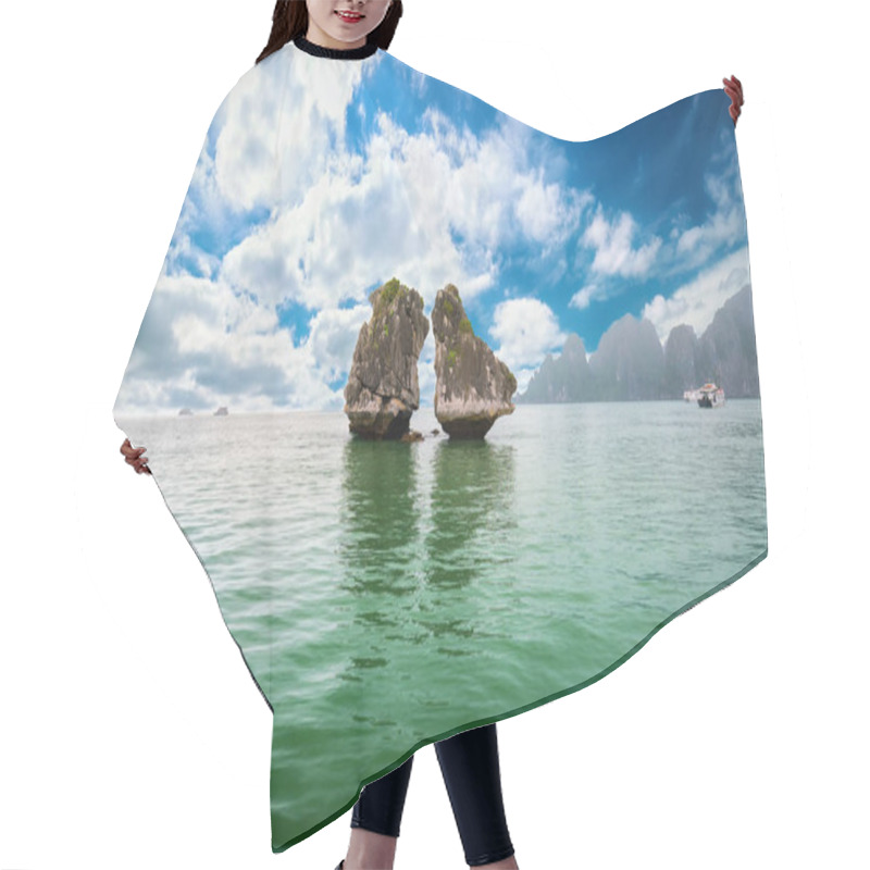 Personality  The Limestone Island Shape Kissing Or Chicken Fight At Halong Bay. This Is Also Considered A Tourist Symbol Of Halong Bay, Vietnam And The UNESCO Natural World Heritage Site Hair Cutting Cape