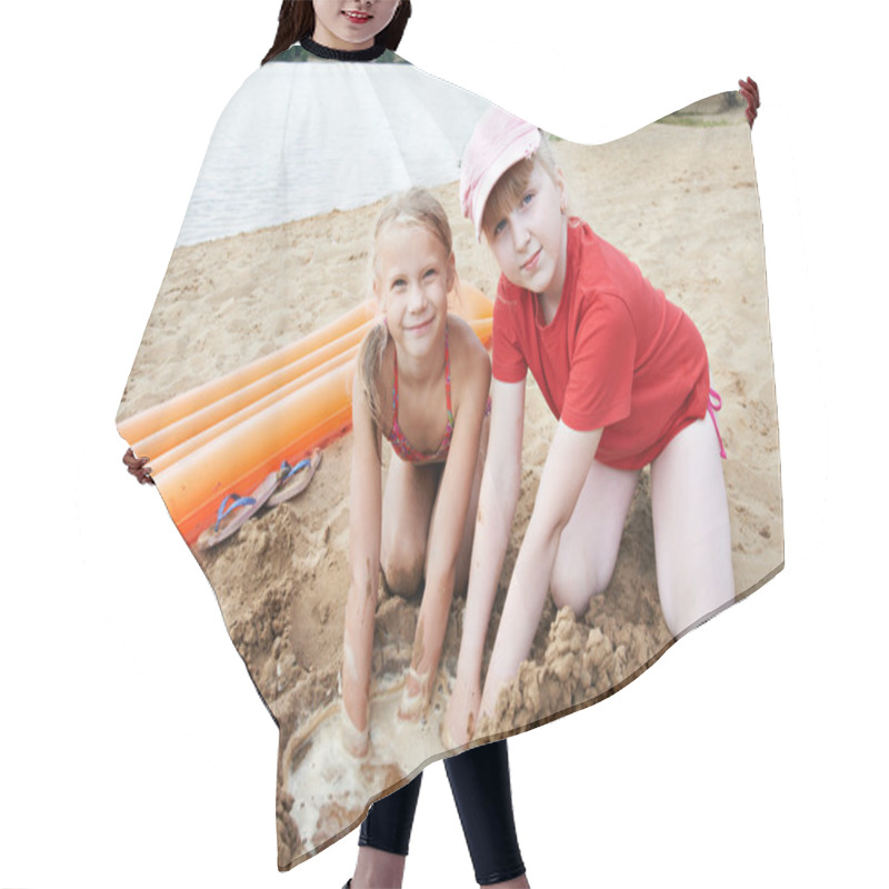 Personality  Happy Little Girls Play On Sand Beach Hair Cutting Cape