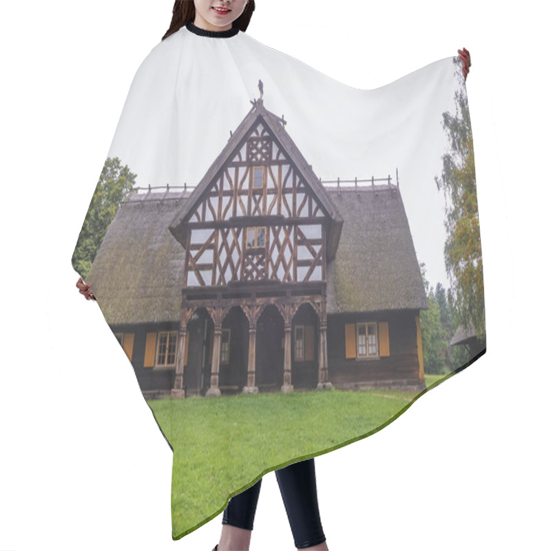 Personality  Old Arcaded House Hair Cutting Cape