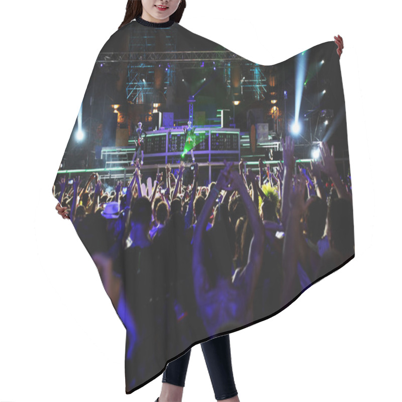 Personality  Dancing In Outdoor Nightclub Hair Cutting Cape