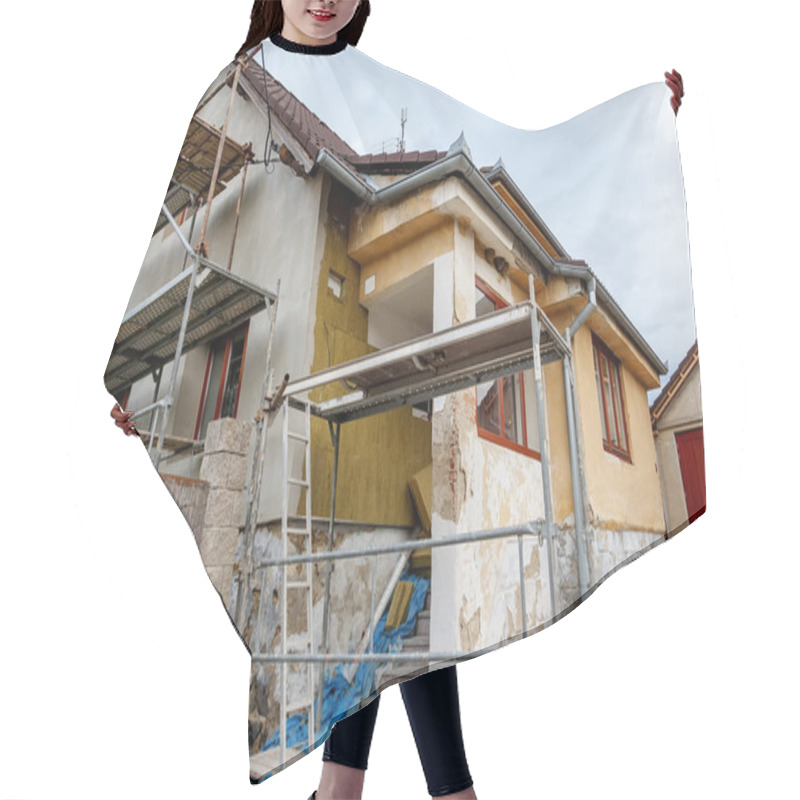 Personality  Repaired Rural House Hair Cutting Cape