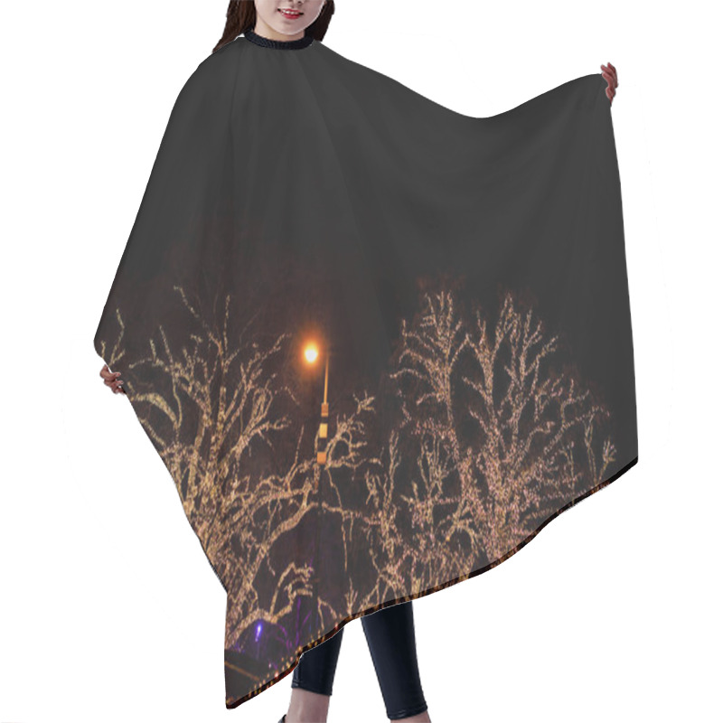 Personality  Garlands On The Trees In The City . Christmas Lights Street Decoration Hair Cutting Cape