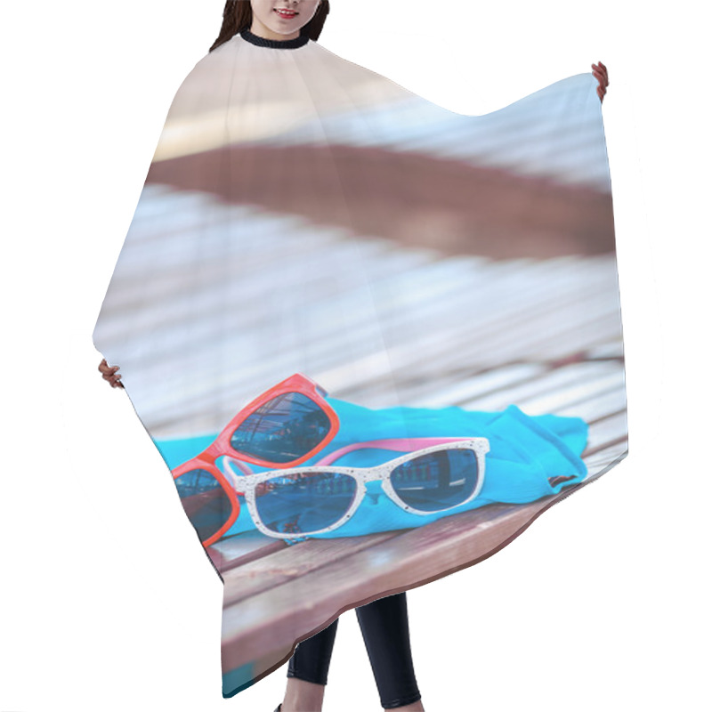 Personality  Reflecting Sunglasses On The Beach Hair Cutting Cape