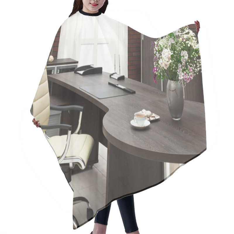 Personality  Bouquet Of Flowers On A Desk Hair Cutting Cape