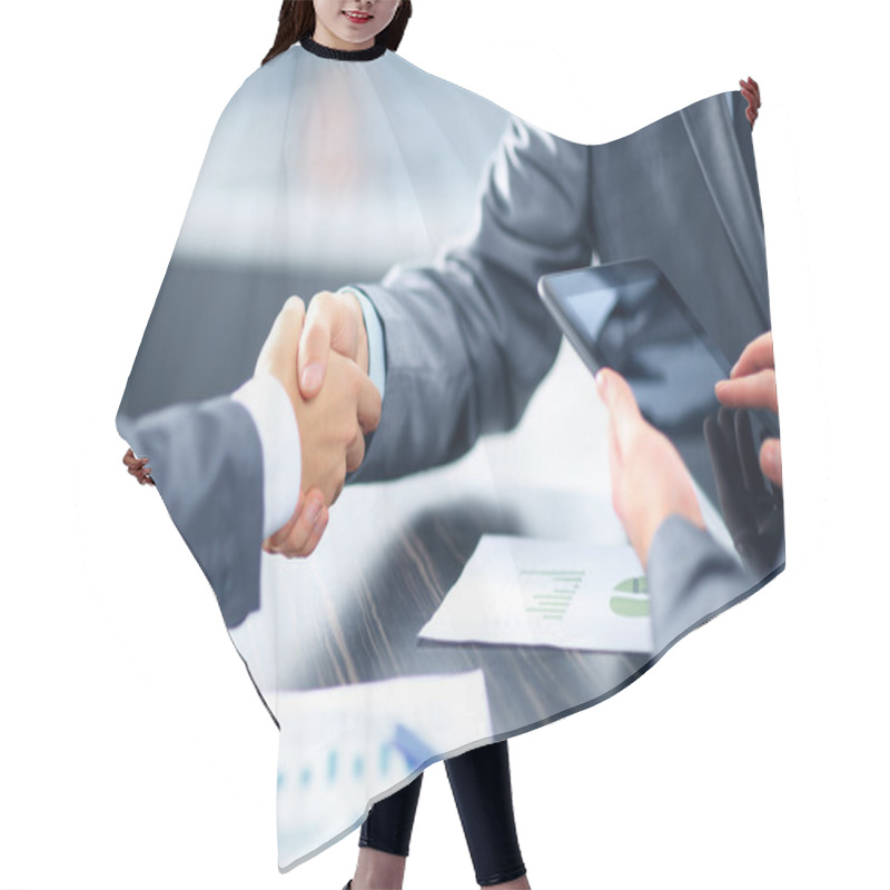 Personality  Business People Handshake Hair Cutting Cape