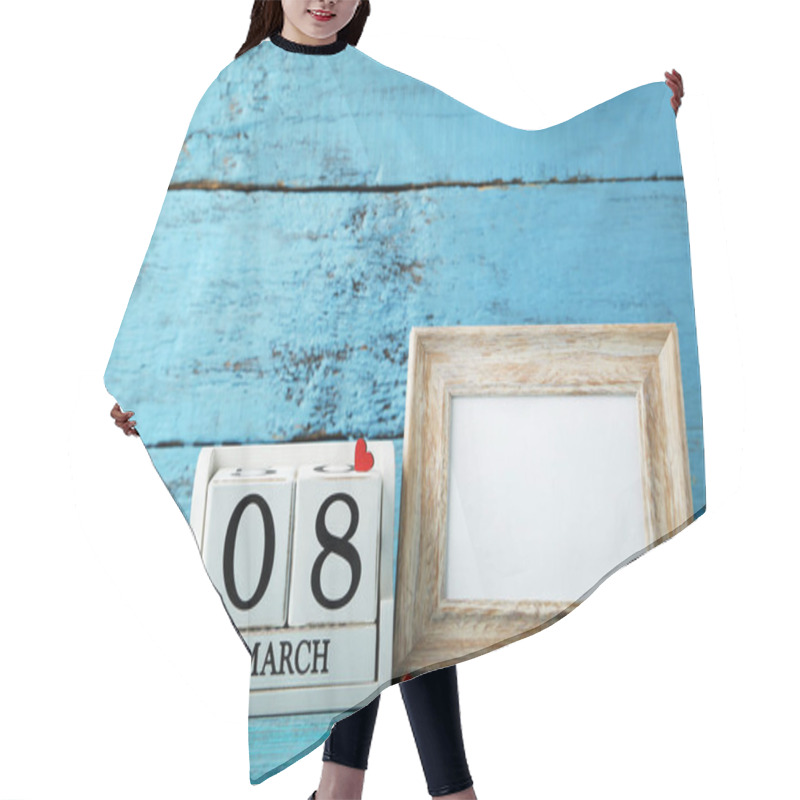 Personality  Wooden Cube Calendar With Frame And Flowers Hair Cutting Cape