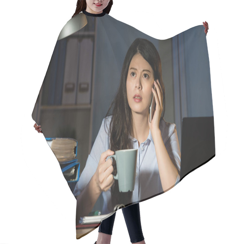 Personality  Asian Business Woman Talk On Smartphone Working Overtime Hair Cutting Cape