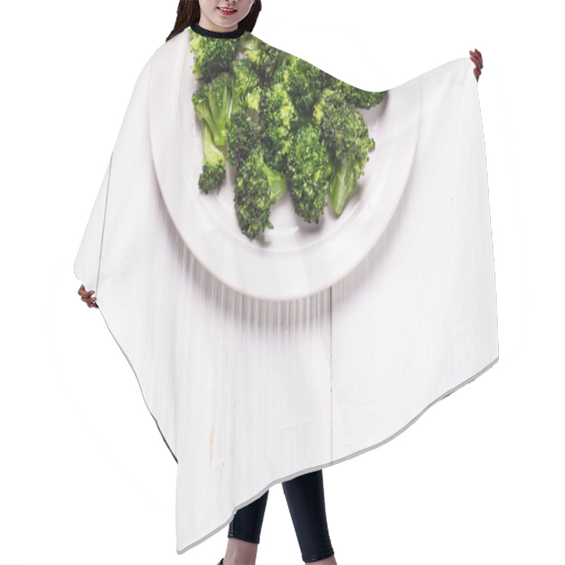 Personality  Bunch Of Fresh Green Broccoli On Brown Plate Over Wooden Background Hair Cutting Cape