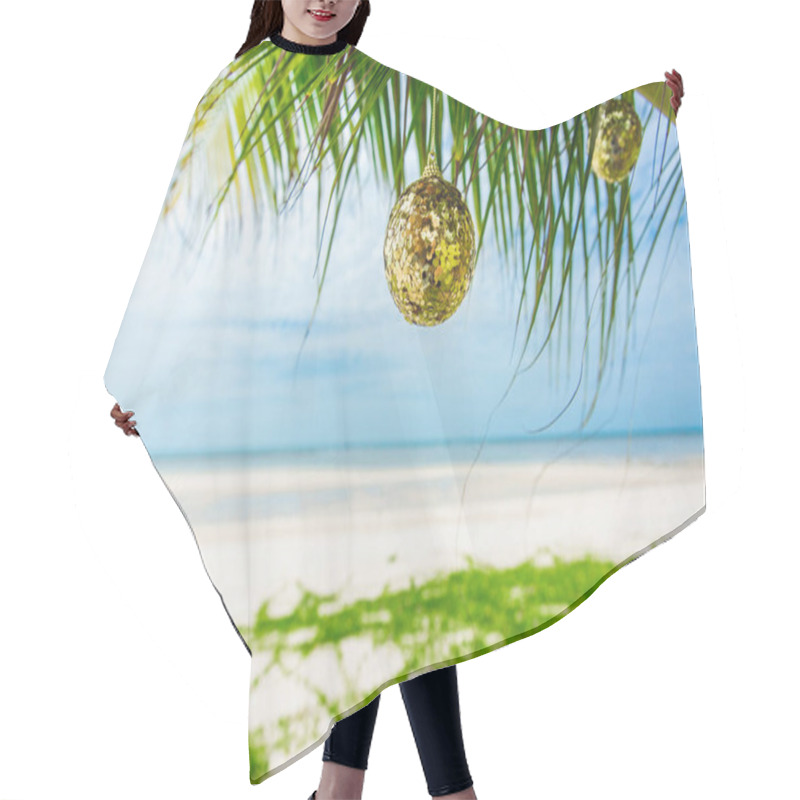 Personality  Christmas Decoration On The Palm On The Beach On Sunny Day Hair Cutting Cape