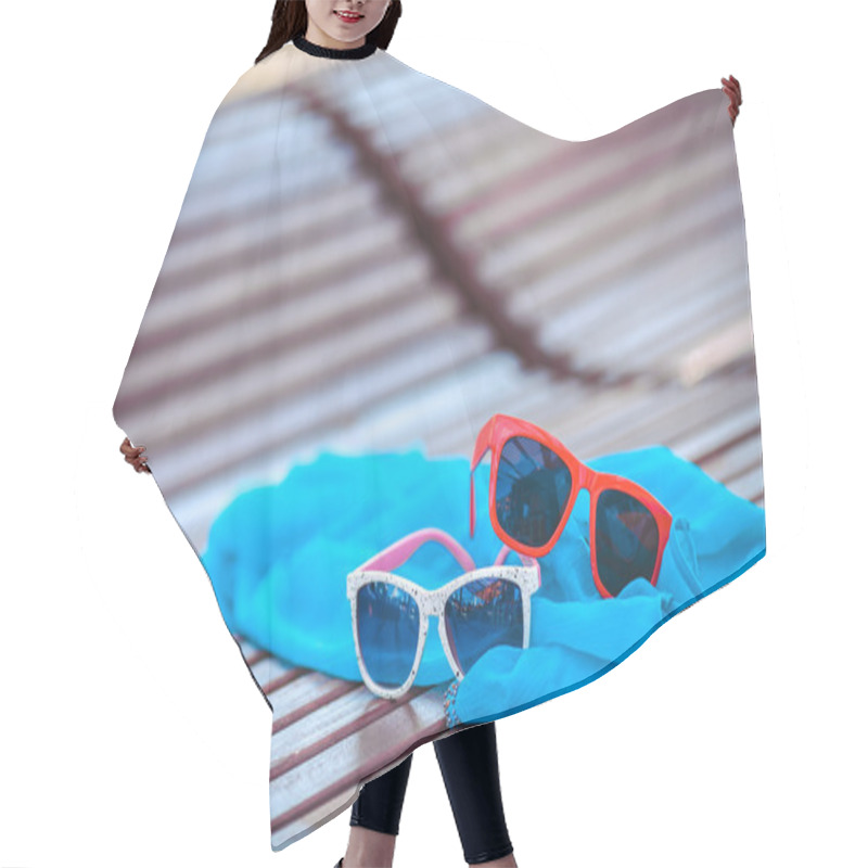 Personality  Reflecting Sunglasses On The Beach Hair Cutting Cape