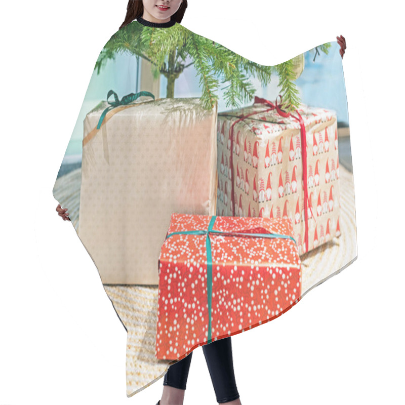 Personality  Gift Wrapping With Christmas Tree. Christmas And New Year Hair Cutting Cape